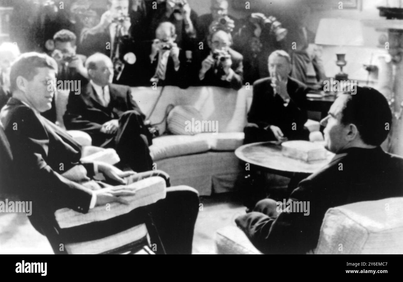 Die zweieinviertelstündige Diskussion hier gestern sind US-Präsident Kennedy (links) und Außenminister Andrei Gromyko (rechts). Auf der Couch hinten befinden sich US-Minister Dean Rusk (links) und Llewellyn Thompson, Präsident Kennedys Sonderberater für sowjetische Angelegenheiten. Nach Angaben von Herrn Gromyko wurden Berlin und mehrere andere wichtige Themen erörtert, das Weiße Haus, Washington DC, USA19. OKTOBER 1962 Stockfoto