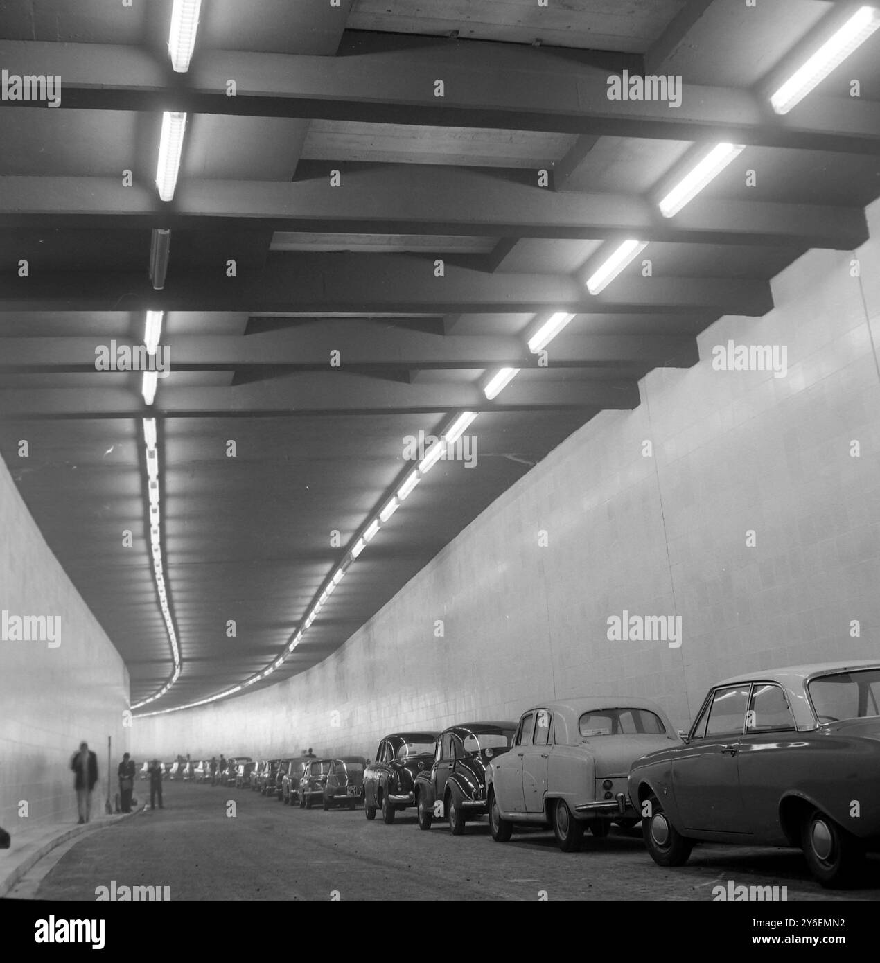 PARK LANE PRESS CARS BILDEN DIE WARTESCHLANGE UNTER DER HYDE PARK ECKE LONDON; 16. OKTOBER 1962 Stockfoto