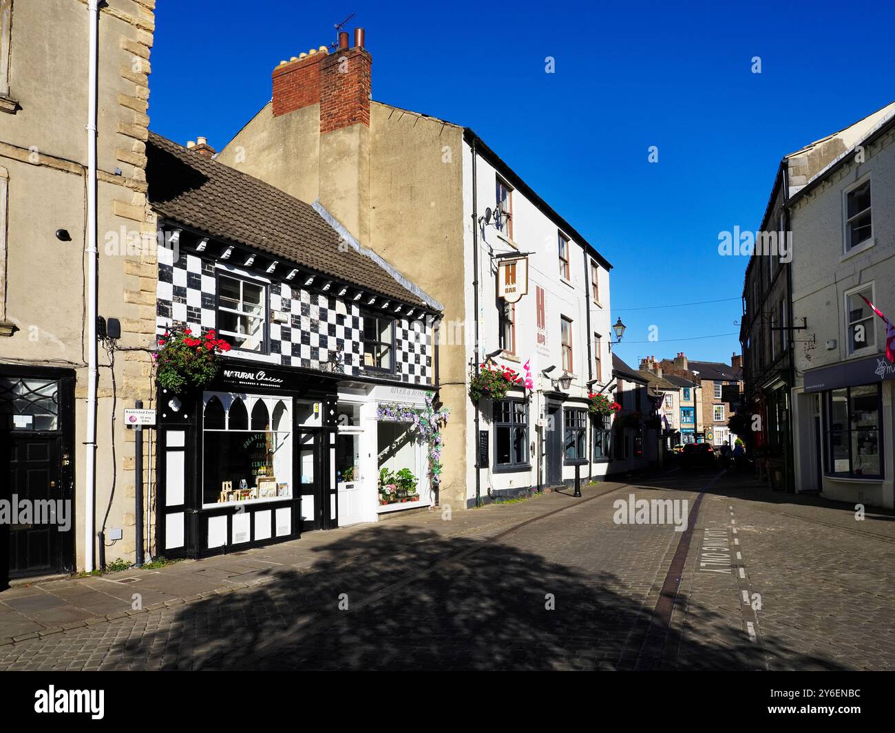 Unabhängige Geschäfte entlang der Silver Street vom Marktplatz in Knaresborough North Yorkshire England Stockfoto