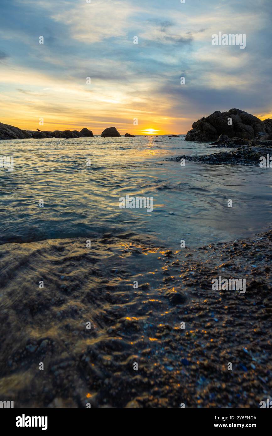 Langebaan Horizon, Blue Serenity und ein Goldsplitter am Day’s End Stockfoto