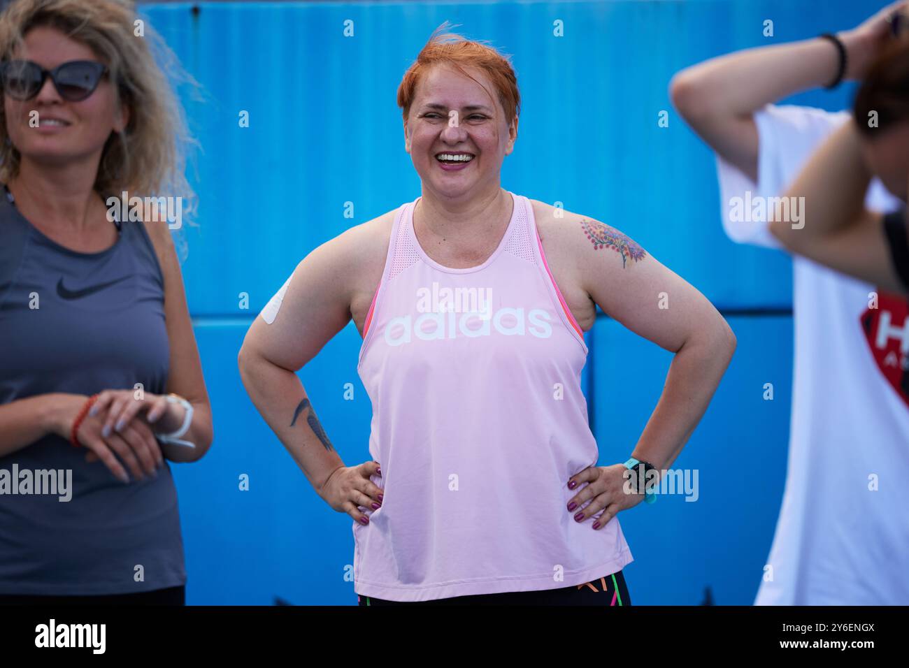 Fröhliche Frau nach dem Training. Wohltätigkeitsschulung in Kiew - 15. September 2024 Stockfoto