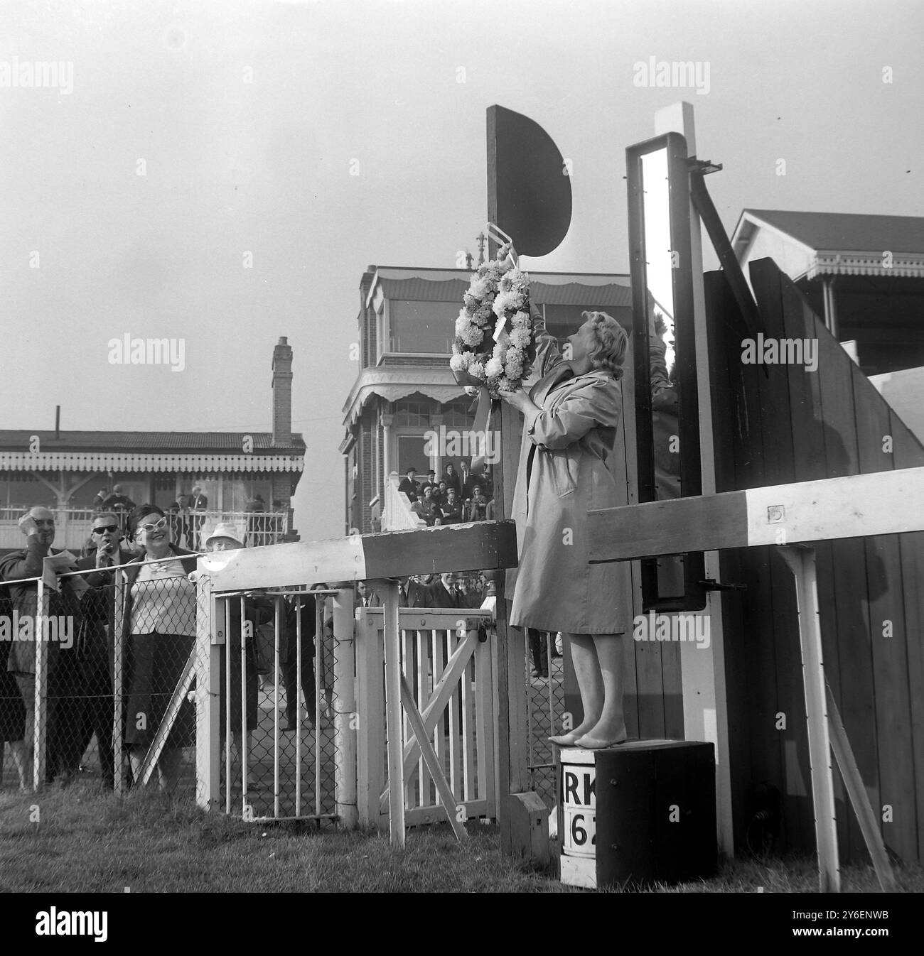 PFERDERENNEN HURST PARK MRS JOAN WOOD PLATZIERT KRANZ UNTER DEM SIEGER P ; 10. OKTOBER 1962 Stockfoto