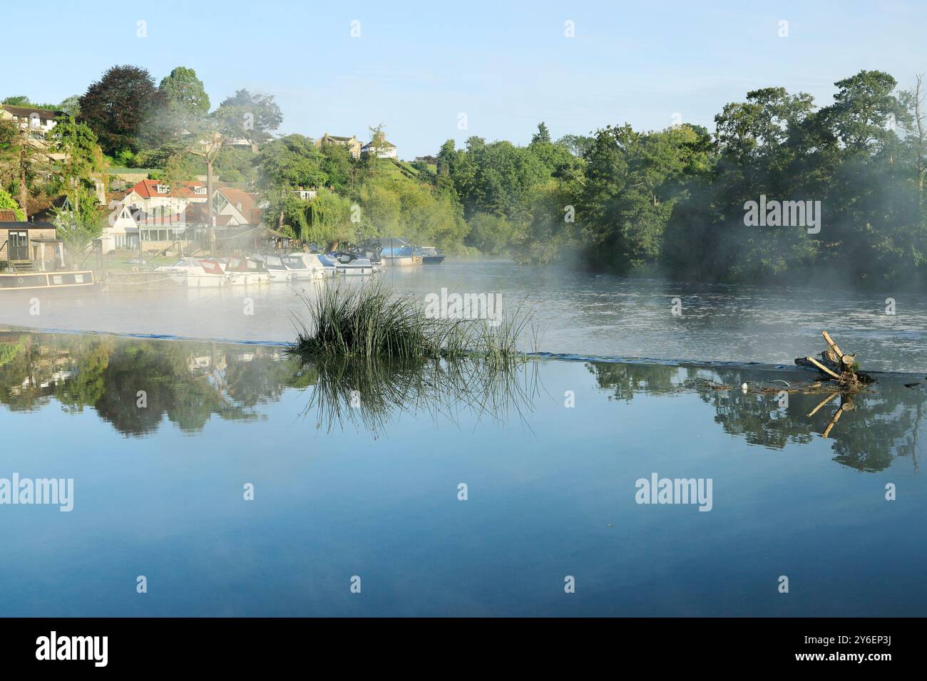 Am frühen Morgen Nebel über dem Fluss Avon, Saltford in der Nähe von Bath, Somerset. Stockfoto