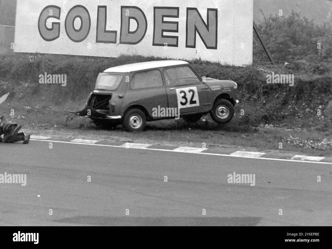 RENNFAHRER BEI VERNAEVE J AUSTIN MINI COOPER CRASH BEI BRANDS LUKE; 6. OKTOBER 1962 Stockfoto