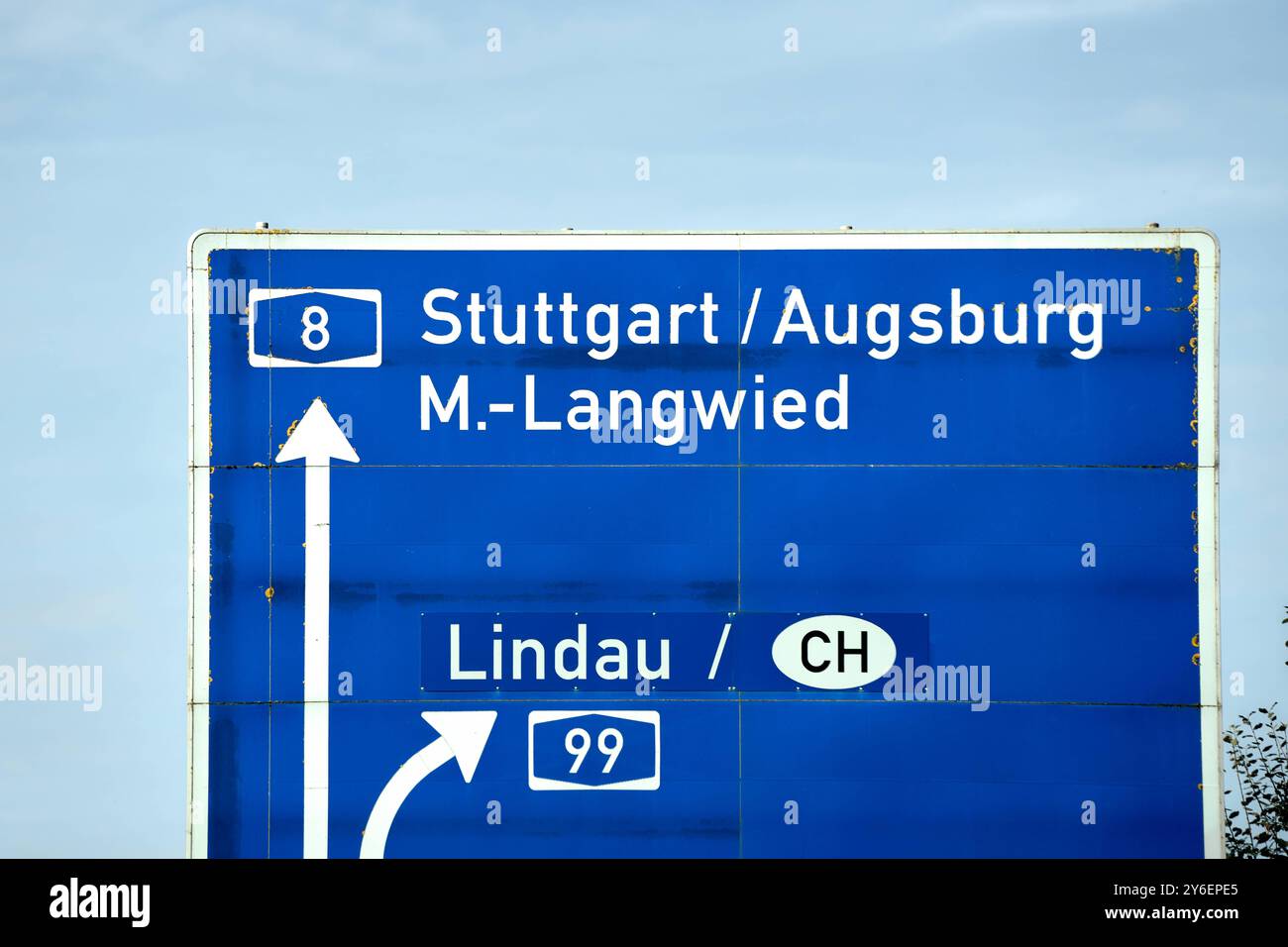 Bayern, Deutschland - 23. September 2024: Ein Autobahnschild gibt die Wegweiser Stuttgart, Augsburg und München-Langwied A8 sowie Lindau und Schweiz CH an. Sie ist ein wichtiger Verkehrsknotenpunkt an einer deutschen Autobahn *** ein Autobahnschild weist auf die Fahrtrichtungen Stuttgart, Augsburg und München-Langwied A8 sowie Lindau und die Schweiz CH hin. Es markiert eine wichtige Verkehrskreuzung auf einer deutschen Autobahn Stockfoto