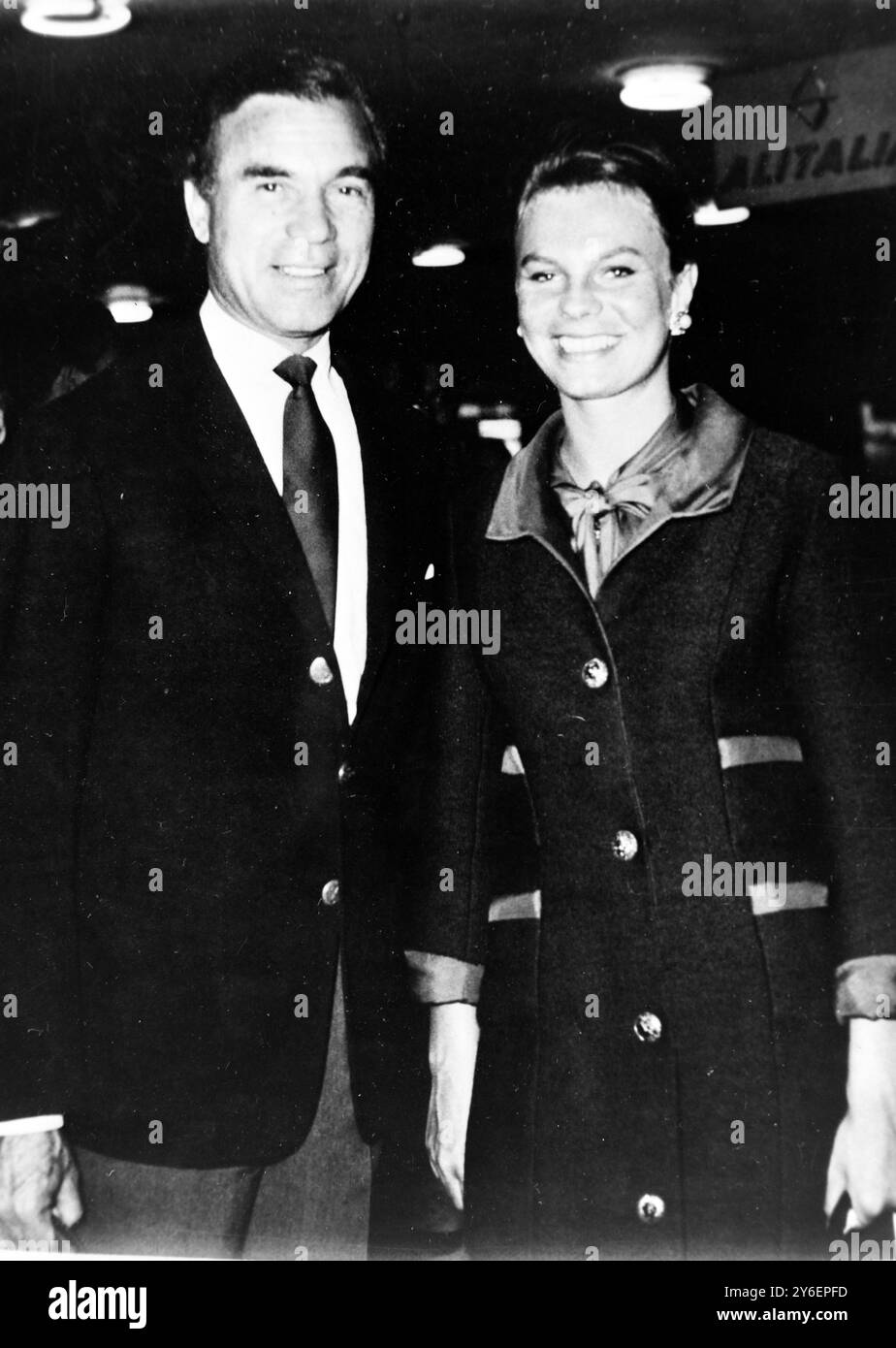 AUDILE RODIN MIT EHEMANN DON JUAN PORFIRIO RUBIROSA AM FLUGHAFEN ATHEN ; 5. OKTOBER 1962 Stockfoto