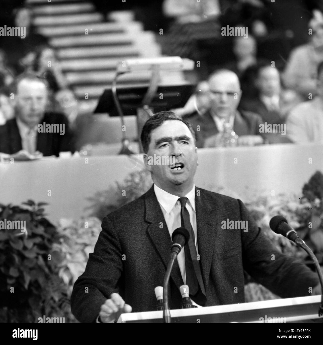 DENIS HEALEY AUF DER ARBEITERPARTEIKONFERENZ IN BRIGHTON; 4. OKTOBER 1962 Stockfoto