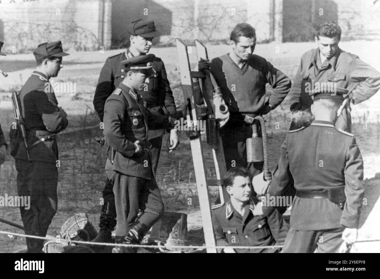 FLUCHT DDR-SOLDATEN MAUERN FLUCHTTUNNEL IN BERLIN ; 3. OKTOBER 1962 Stockfoto