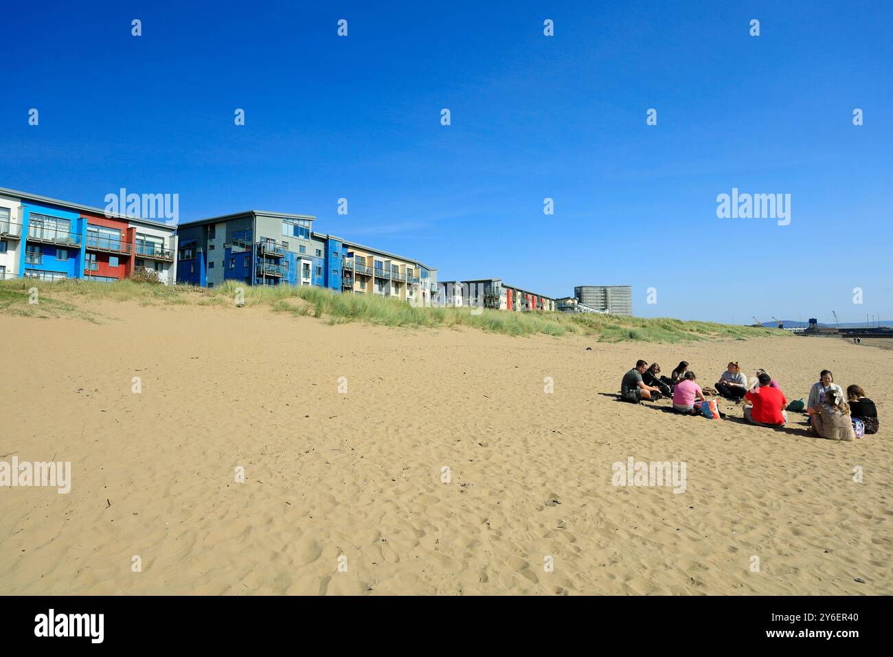 Gruppe junger Leute Swansea Beach, Swansea, Südwales. Stockfoto