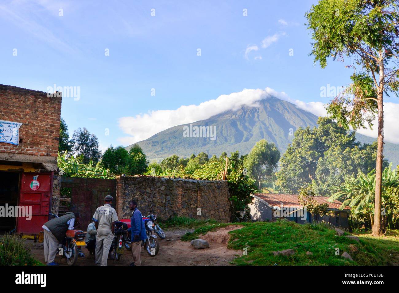 Ein Dorfhandelszentrum in Kisoro Uganda mit dem Mt Muhavura im Hintergrund. Stockfoto