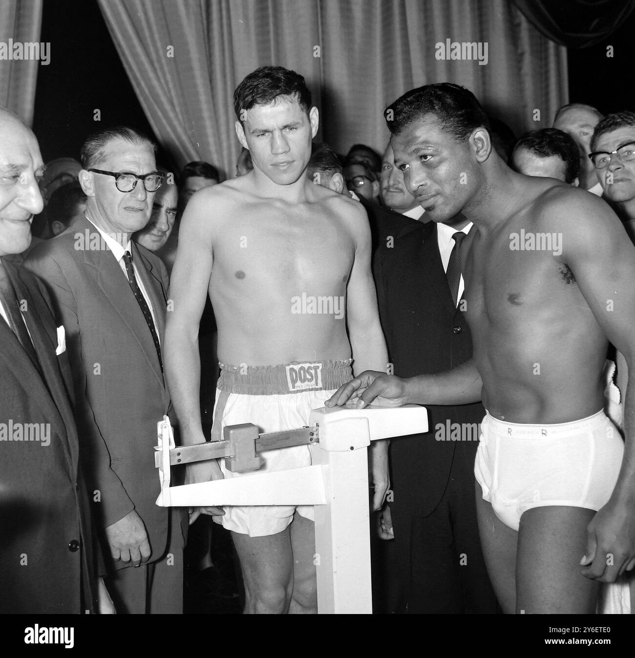 BOXER RAY ROBINSON BEI WIEGH IN WITH TERRY DOWNES / ; 25. SEPTEMBER 1962 Stockfoto