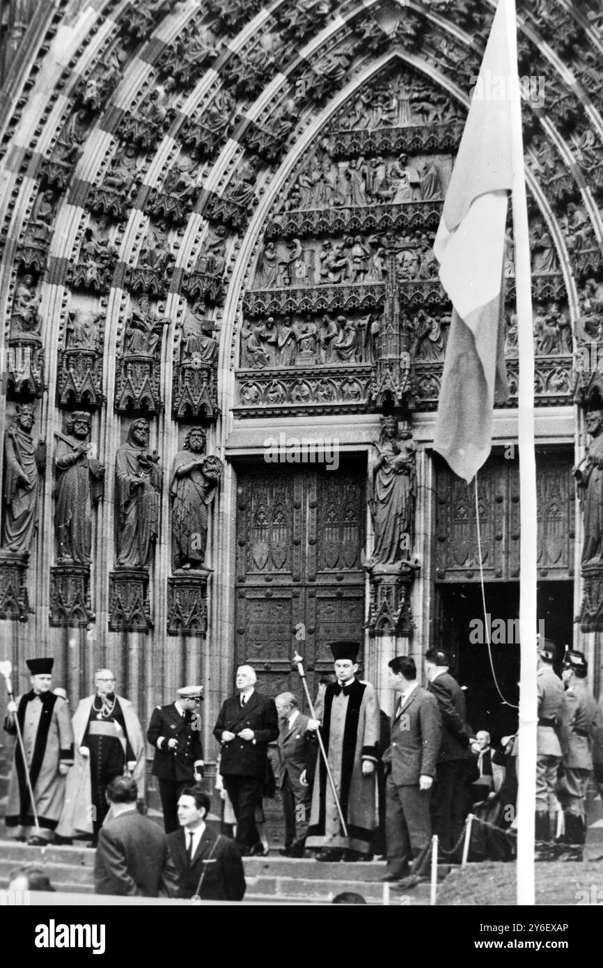 BUNDESKANZLER KONRAD ADENAUER MIT DEM FRANZÖSISCHEN PRÄSIDENTEN CHARLES DE GAULLE IM KÖLNER DOM / ; 7. SEPTEMBER 1962 Stockfoto