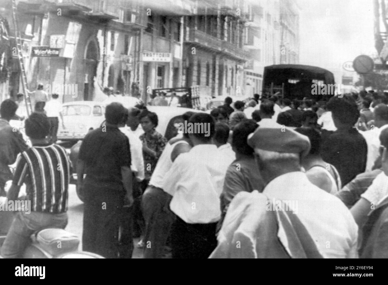 ERDBEBEN-FEUERWEHRLEUTE ZIEHEN KAPUTTEN BALKON IN ITALIEN AB; 28. AUGUST 1962 Stockfoto