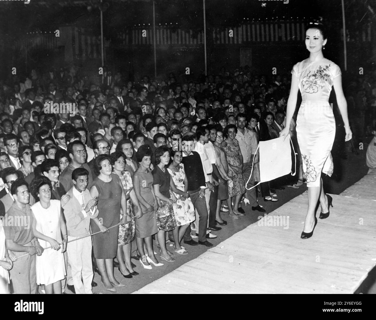 Chinesische Schönheit. Madrid, Spanien; die schöne 23-jährige chinesische Schauspielerin Sung Ling, die kürzlich mit einem Flugzeug von chinesischen Künstlern für Samuel Brontstons "55 Tage in Peking" hierher kam, geht in einem Schönheitswettbewerb, der in Madrid stattfand, zu den Richtern zu, um die " Miss Orient of 1962 " zu wählen. Sung Ling wurde mit dem Titel ausgezeichnet. August 1962 S Stockfoto