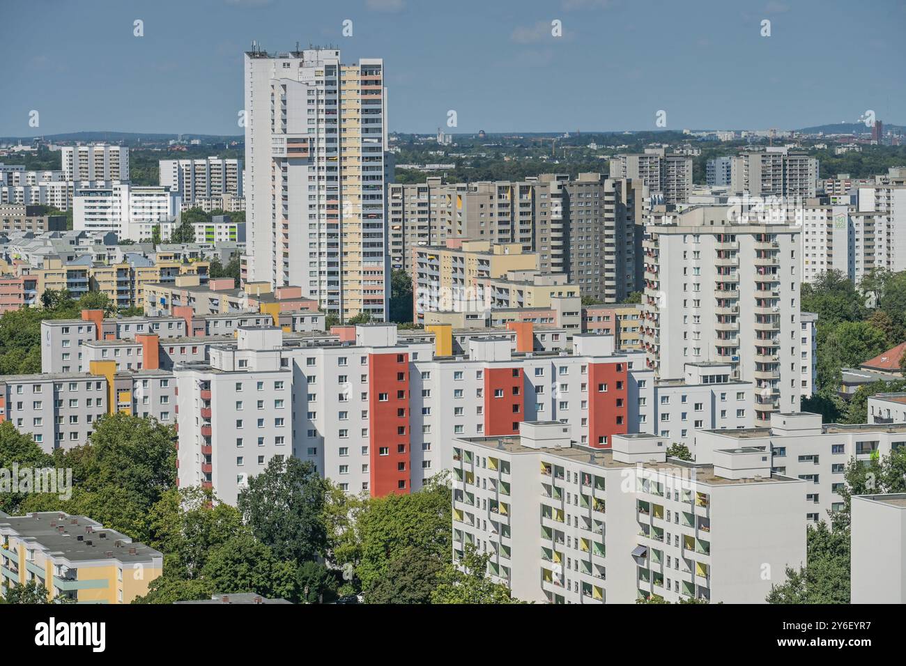 Hochhäuser, Fritz-Erler-Allee, Gropiusstadt, Neukölln, Berlin, Deutschland *** Hochhäuser, Fritz Erler Allee, Gropiusstadt, Neukölln, Berlin, Deutschland Stockfoto