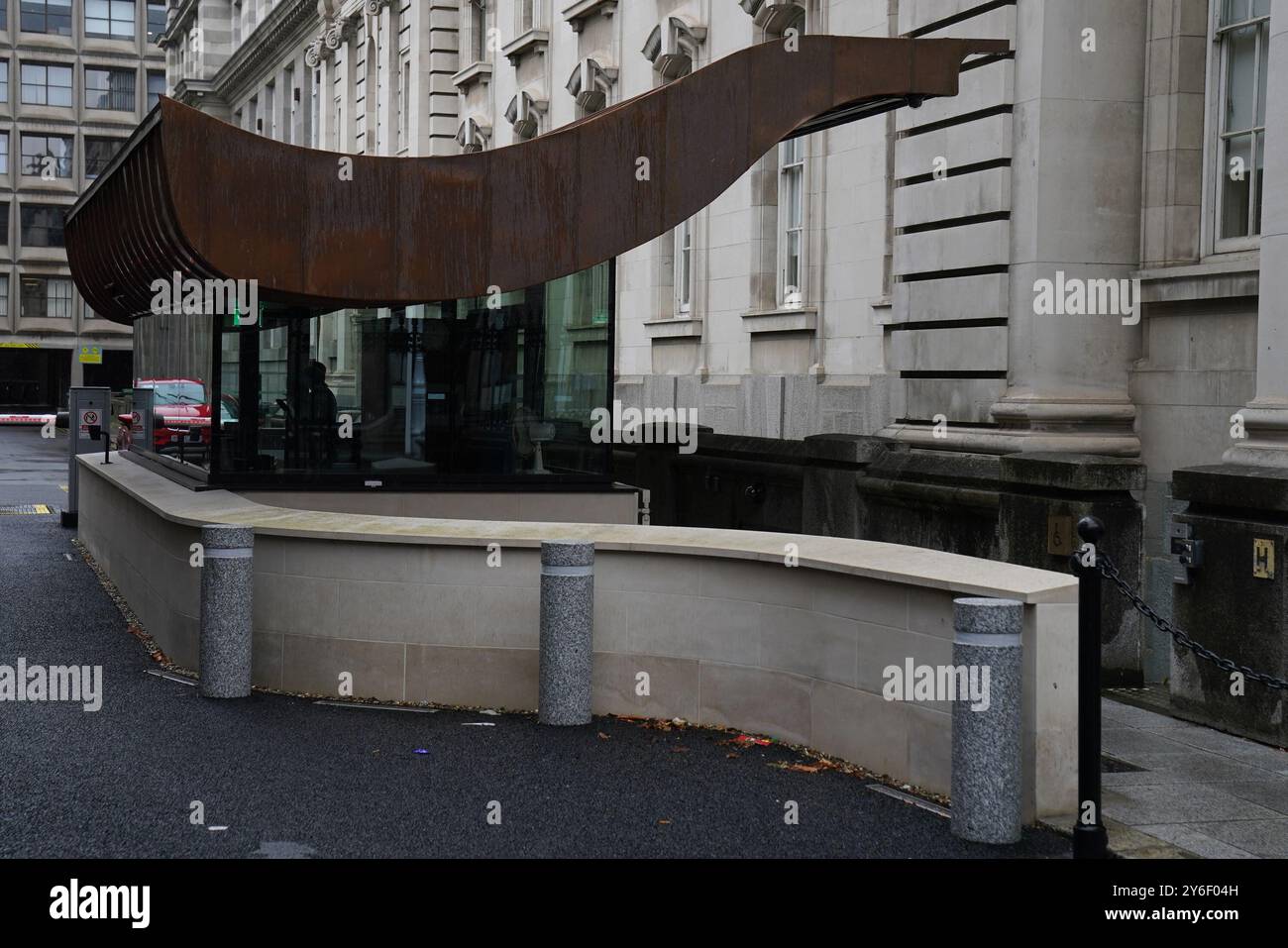 Ein Blick auf die Sicherheitshütte vor dem Finanzministerium in Dublin, die 1,429 Millionen Euro kostete, sagte das Office of Public Works (OPW). Bilddatum: Mittwoch, 25. September 2024. Stockfoto