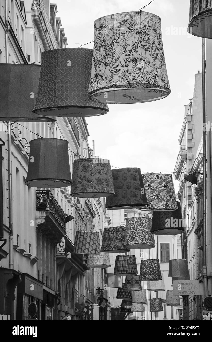 PARIS, FRANKREICH - 17. JANUAR 2015: Die Pariser Straße ist mit farbenfrohen Leinenlampen von Club Masters of Linen dekoriert. Stockfoto