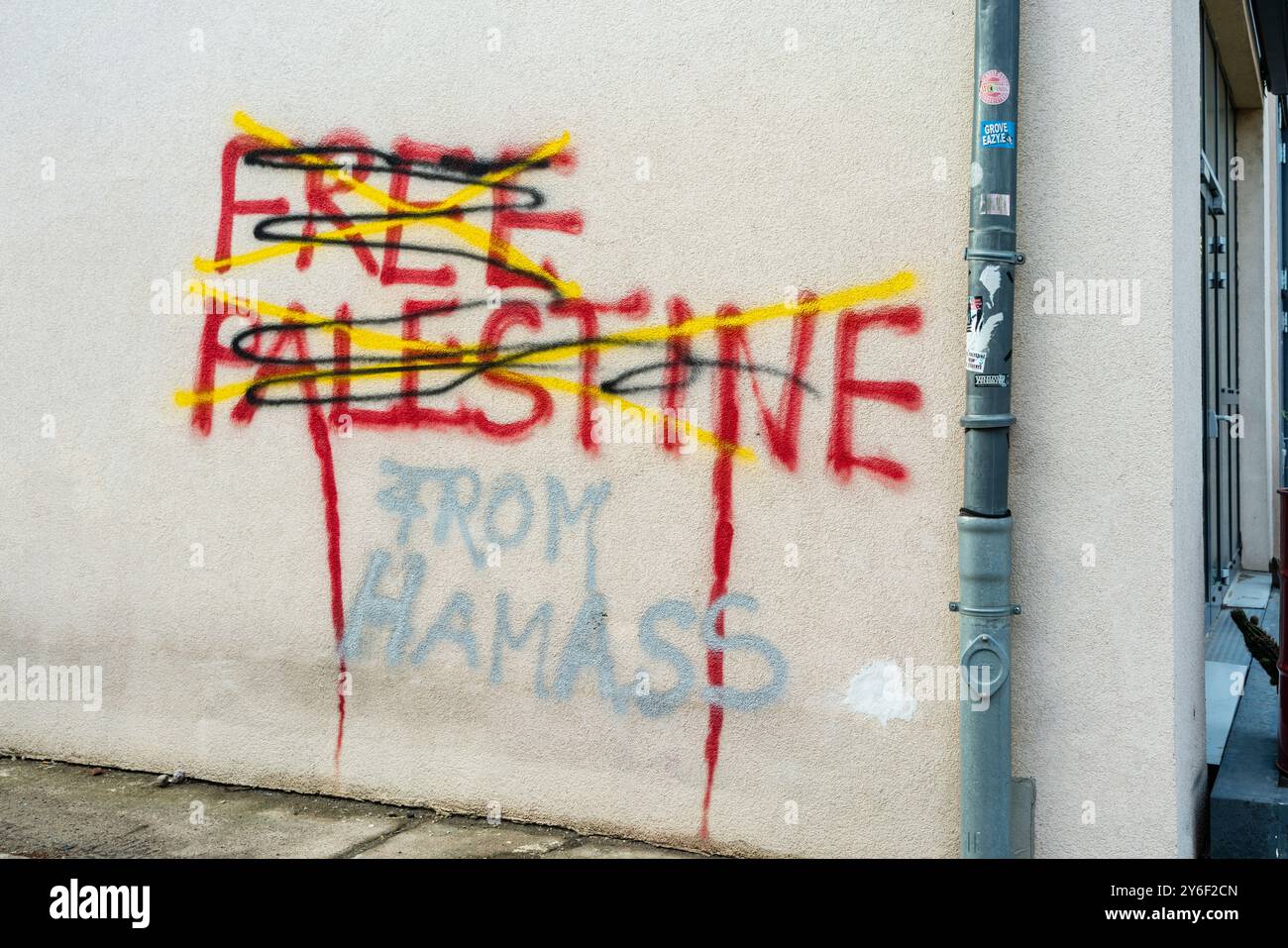 "Freies Palästina" Graffiti politische Erklärung in roten Buchstaben durchgestrichen und die Worte "von der Hamas" an einer Hausfassade in Berlin, Deutschland, Europa hinzugefügt Stockfoto