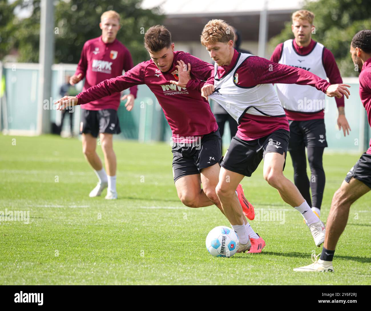 Kampf um den Ball zwischen Mert Kömür (FC Augsburg #36) und Kristijan Jakić (FC Augsburg #17, re.); FC Augsburg, Training, Stockfoto