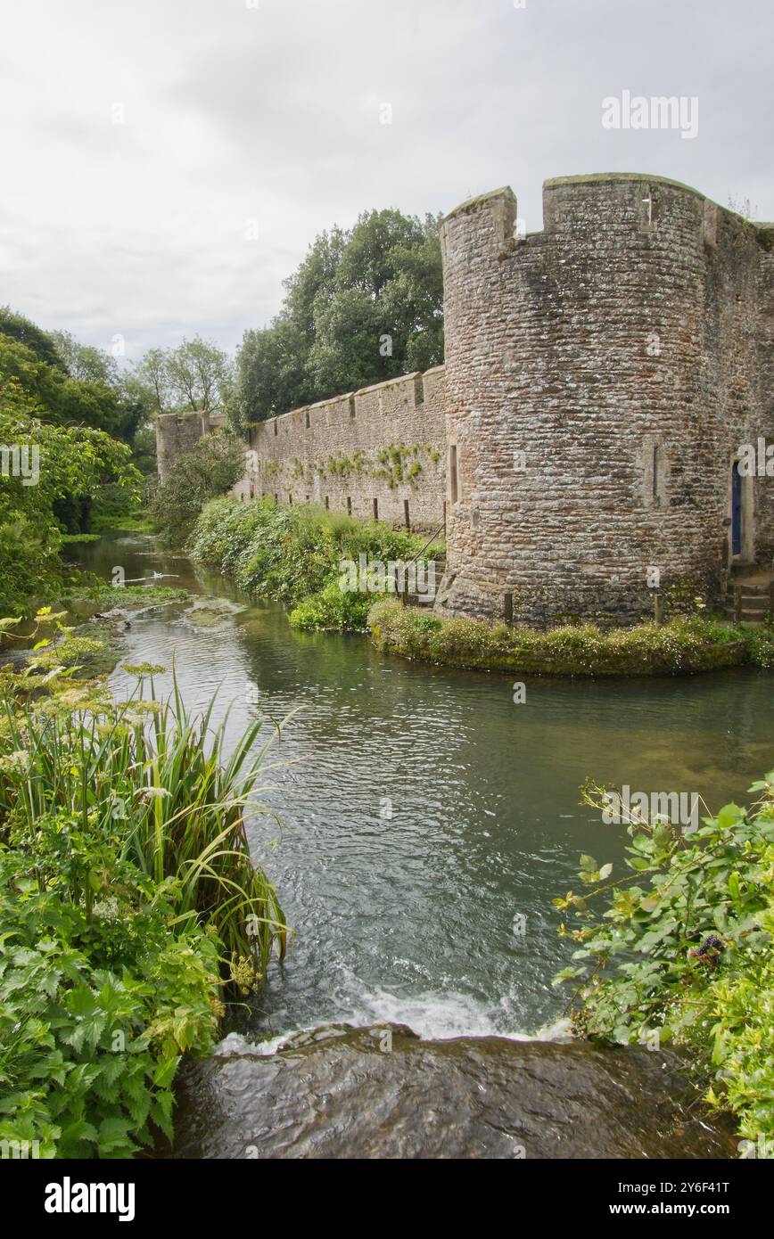 Ziehen Sie um die ummauerten Gärten des Bishop's Palace in der Wells Cathedral in Somerset, England Stockfoto