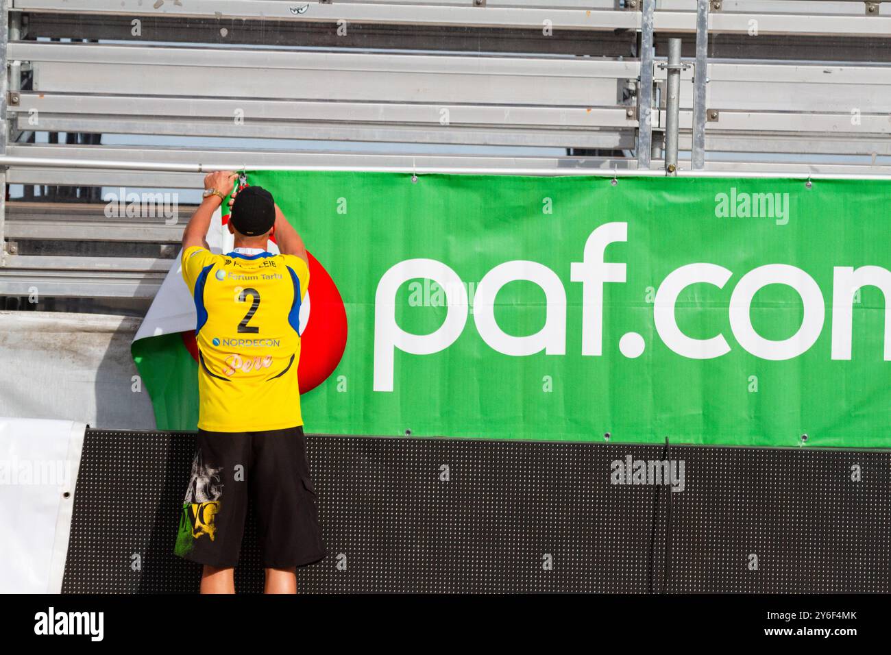 SPONSORING FÜR GLÜCKSSPIELE ENTFERNT, BEACHVOLLEYBALL, MARIEHAMN, 2011: Das Sponsoring für Glücksspiele für das Head-Sposor-Gaming-Unternehmen PAF wird am Ende der Veranstaltung im August 2011 bei den PAF Open in Mariehamn, Åland, Finnland entfernt. Foto: Rob Watkins. INFO: Das PAF Open Beach Volleyballturnier fand zwischen 2009-2013 in Mariehamn, Åland, Finnland statt. Es zog die besten internationalen Teams und Spieler als Rangliste der offiziellen FIVB World Tour an und zeigte hochkarätigen Beachvolleyball. Stockfoto