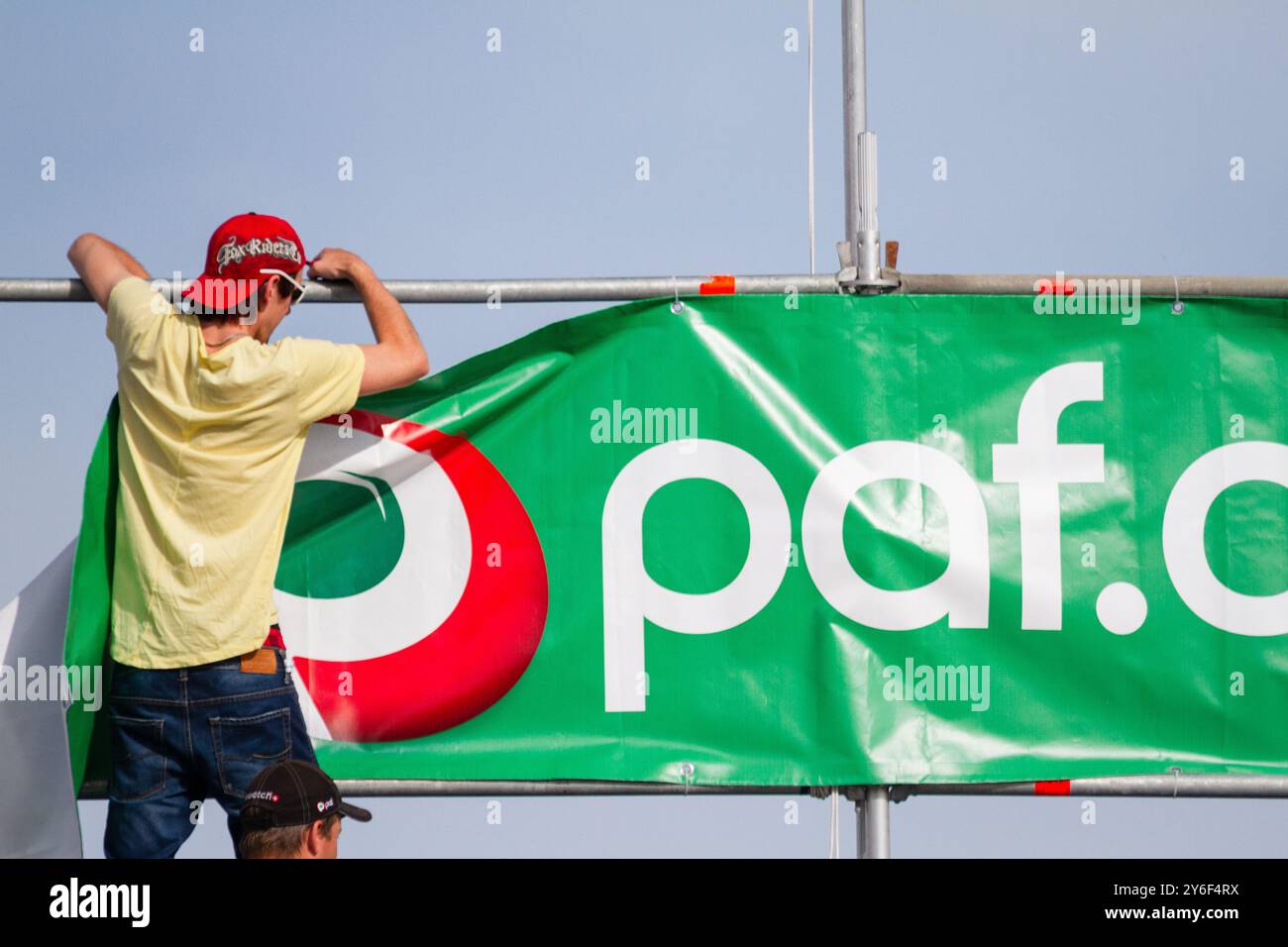 SPONSORING FÜR GLÜCKSSPIELE ENTFERNT, BEACHVOLLEYBALL, MARIEHAMN, 2011: Das Sponsoring für Glücksspiele für das Head-Sposor-Gaming-Unternehmen PAF wird am Ende der Veranstaltung im August 2011 bei den PAF Open in Mariehamn, Åland, Finnland entfernt. Foto: Rob Watkins. INFO: Das PAF Open Beach Volleyballturnier fand zwischen 2009-2013 in Mariehamn, Åland, Finnland statt. Es zog die besten internationalen Teams und Spieler als Rangliste der offiziellen FIVB World Tour an und zeigte hochkarätigen Beachvolleyball. Stockfoto