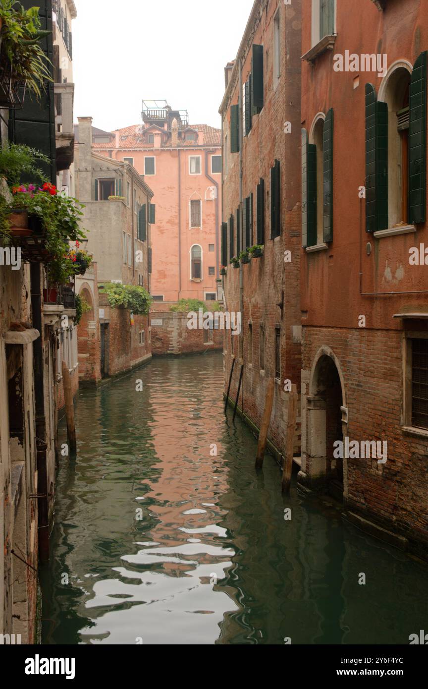 Kleiner friedlicher Kanal in Venedig, Italien Stockfoto