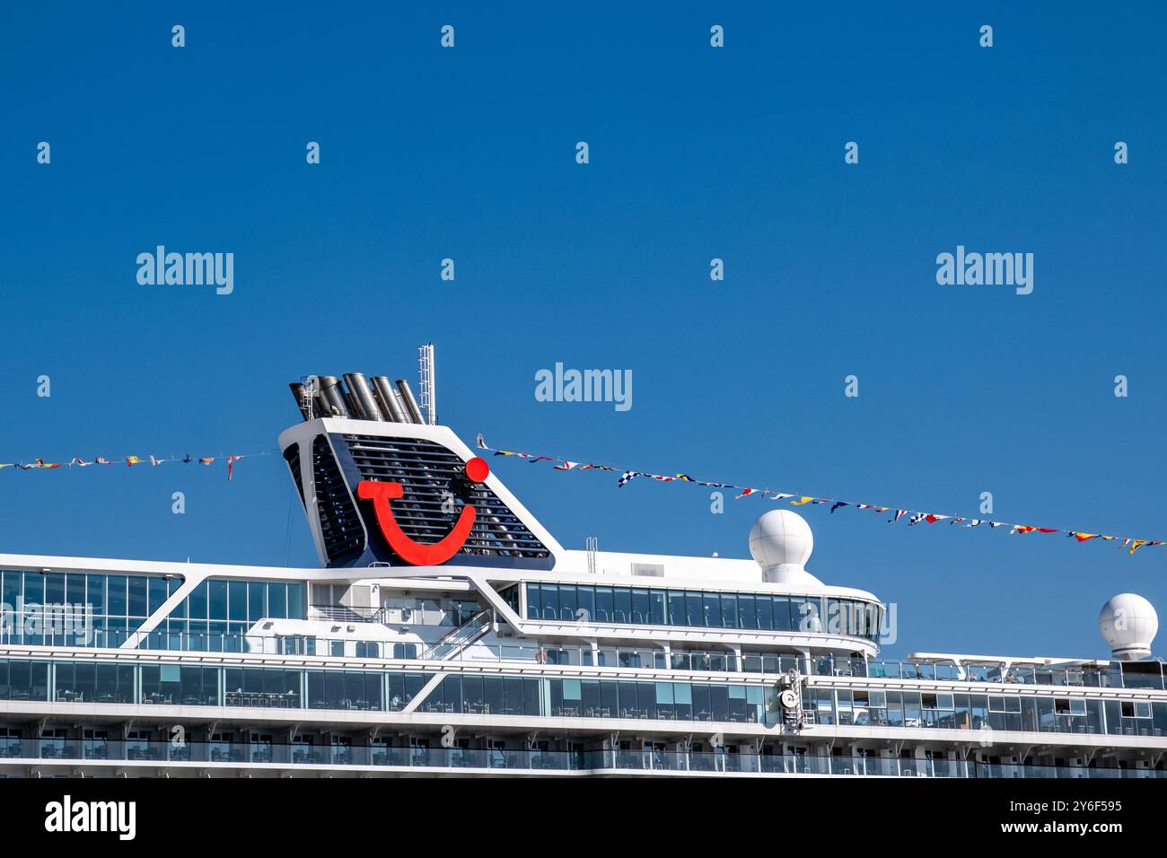 Hamburg - 09 05 2024: Das Symbol des deutschen Tourismusunternehmens TUI auf dem Schornstein eines Kreuzfahrtschiffes Stockfoto