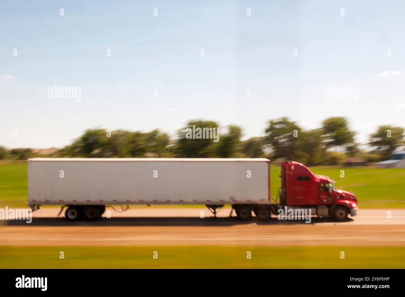 UNSCHARFE Ansicht großer Lkw, die auf Landstraßen in Montana, USA fahren. Stockfoto