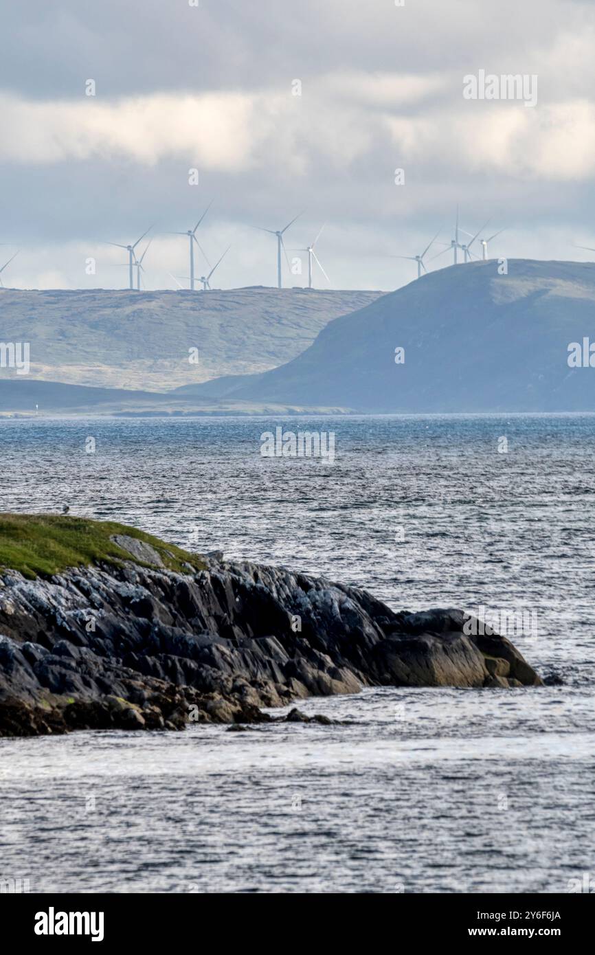 Ein Fernblick auf den Wikinger Windpark auf dem Shetland Festland von der Nachbarinsel Yell aus gesehen. Stockfoto
