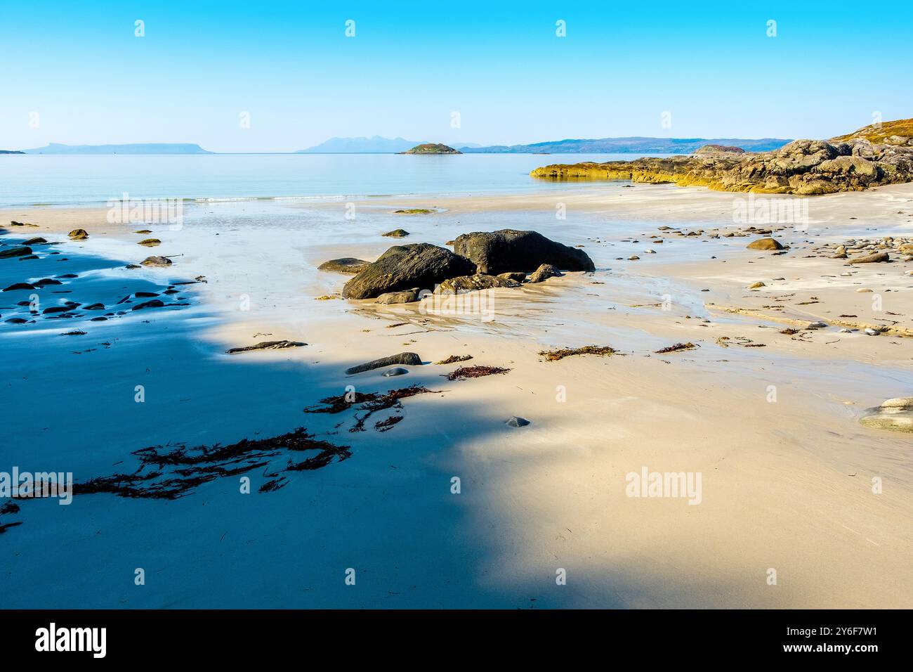 Wunderschöner Sandstrand bei Sandaig auf der Halbinsel Knoydart in Schottland Stockfoto