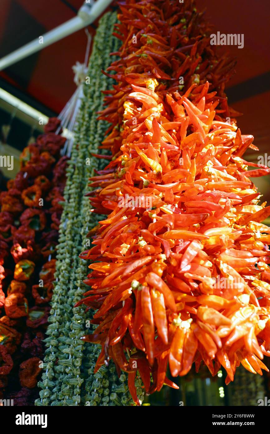 Zutaten für die Zubereitung traditioneller lokaler Gerichte zum Verkauf auf einem Markt in Gaziantep: Chili-Paprika, Okra und rote Paprika, getrocknet und auf einer Schnur aufgereiht Stockfoto