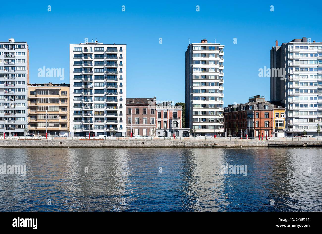 Lüttich, Belgien, 11. August 2024 - Hochhäuser am Ufer der Maas Stockfoto