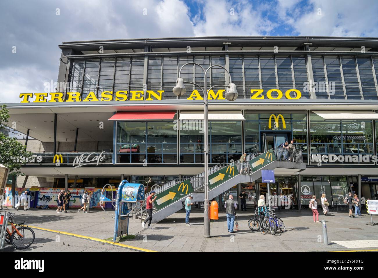 Terrassen am Zoo, McDonald´s, Bahnhof Zoo, Charlottenburg, Berlin, Deutschland Stockfoto