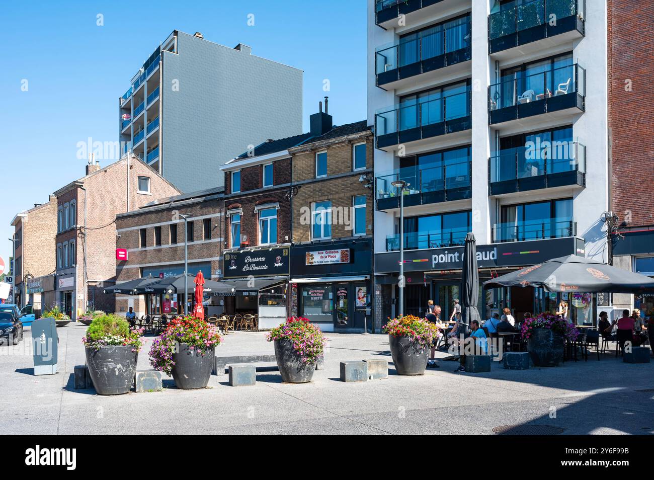 Herstal, Lüttich, Belgien, 11. August 2024 - der Rathausplatz mit Sehenswürdigkeiten Stockfoto