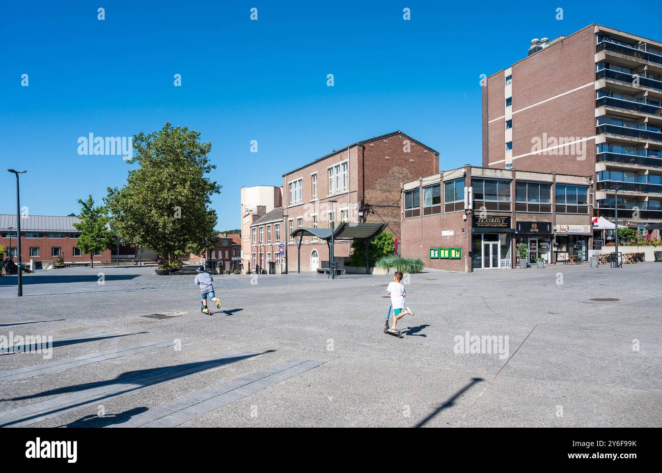 Herstal, Lüttich, Belgien, 11. August 2024 - der Rathausplatz mit Sehenswürdigkeiten Stockfoto