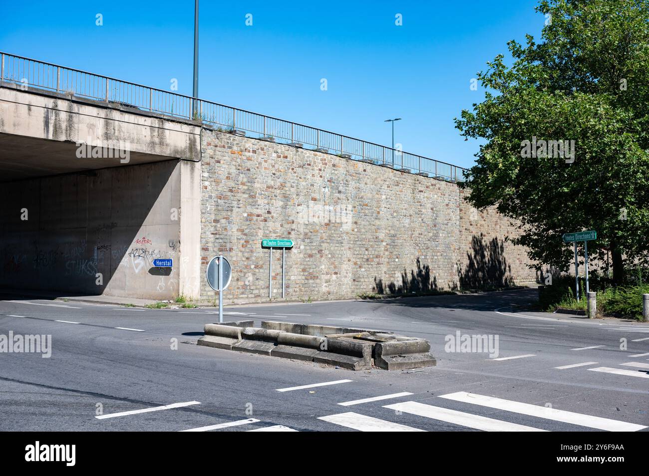 Herstal, Lüttich, Belgien, 11. August 2024 - Autobahninfrastruktur und Verkehrsknotenpunkte der Straßen E40 und E25 Stockfoto