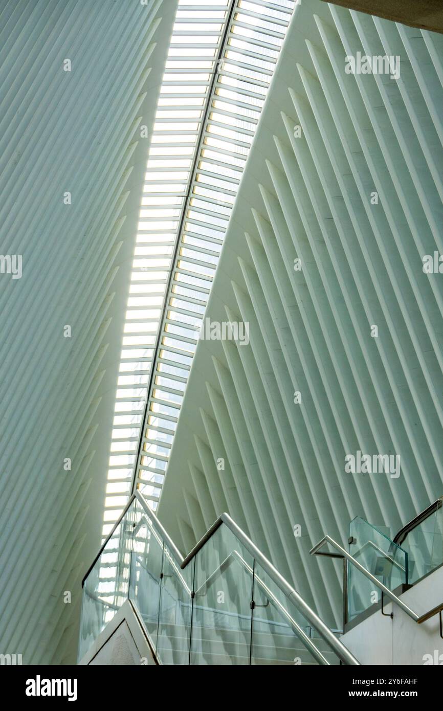 Oberlicht des Oculus Transportation Center an der Stelle des 9-ll Memorial in Manhattan, entworfen von Santiago Calatrava, New York City, NY, USA Stockfoto