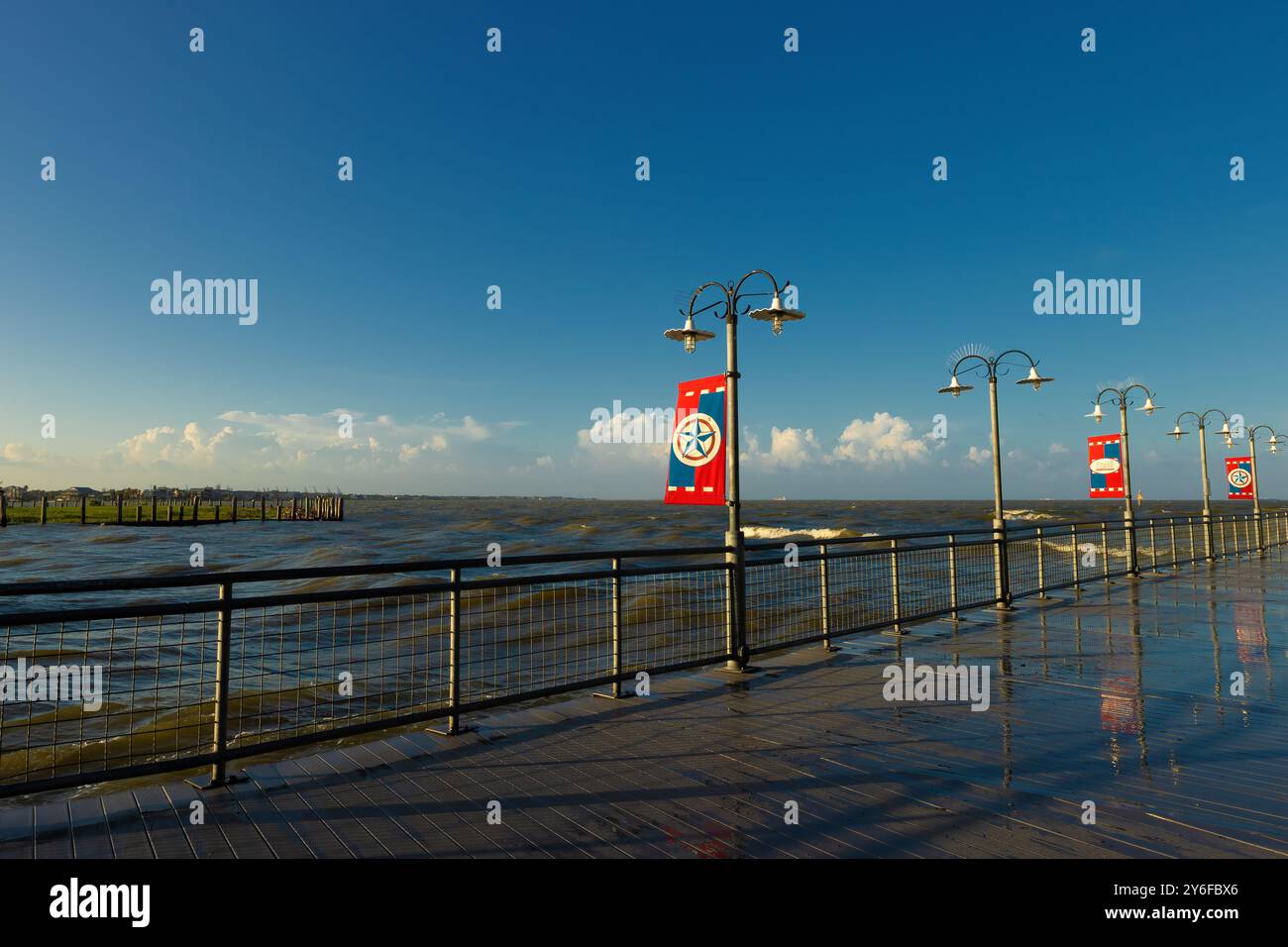 Kemah, Texas, USA – 21. Juni 2024: Flut und Überreste des tropischen Sturms Alberta, die die Bucht in die Bucht eintauchen lassen. Stockfoto