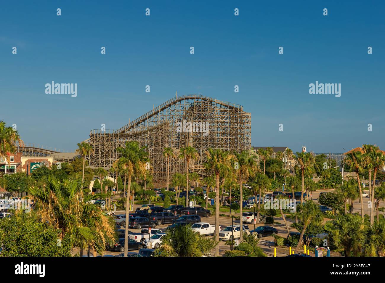 Kemah, Texas, USA – 21. Juni 2024: Hölzerne Achterbahn namens Bullett vom Dach einer Parkgarage aus gesehen. Stockfoto