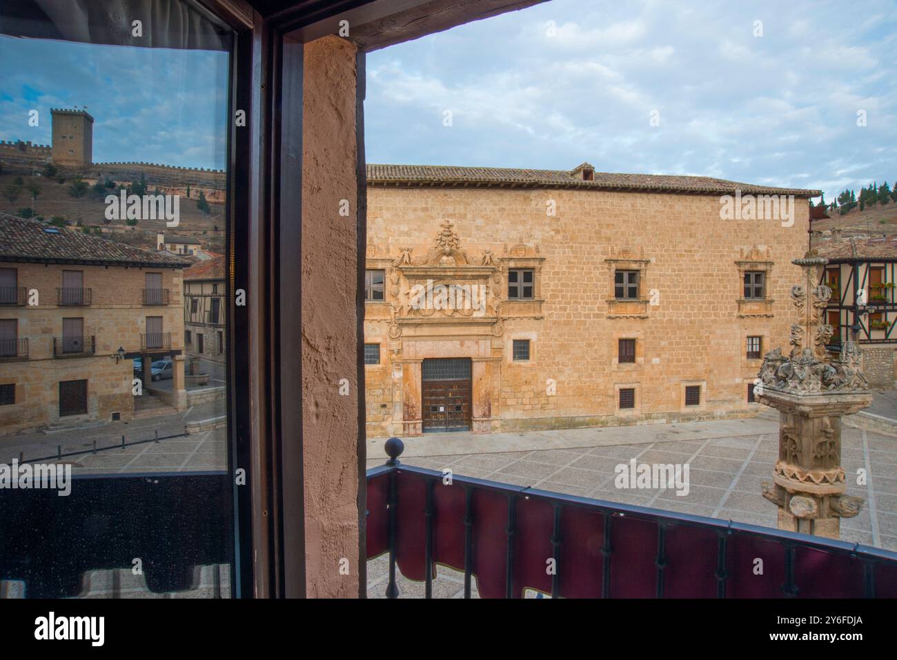 Avellaneda Palast aus betrachtet und Fenster zu öffnen. Peñaranda de Duero, Burgos Provinz Kastilien-Leon, Spanien. Stockfoto