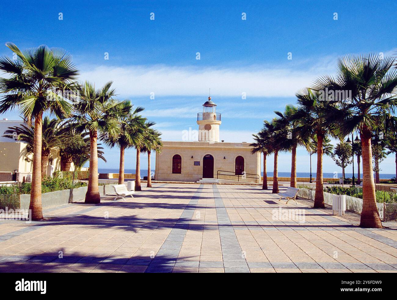 Promenade und Leuchtturm. Roquetas de Mar, Provinz Almeria, Andalusien, Spanien. Stockfoto