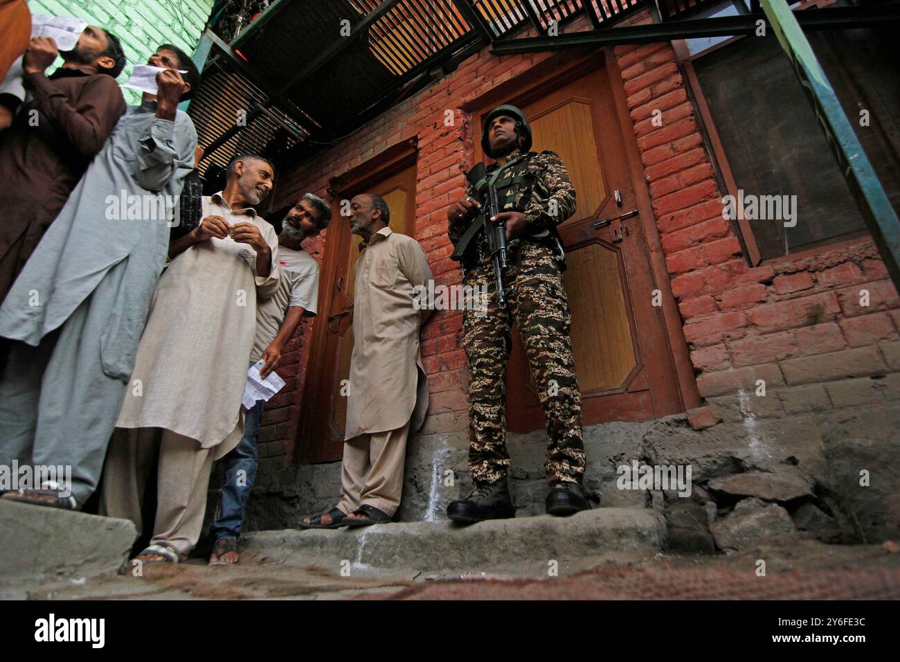 Srinagar, Kaschmir. September 2024. Während der zweiten Phase der Parlamentswahlen in Kaschmir stehen die Menschen an, um ihre Stimme abzugeben. Die Wahlen in Kaschmir finden nach zehn Jahren Lücke in drei Phasen für 47 Versammlungssitze in Kaschmir statt. Die Wahl ist auch das erste Mal seit 2019, als Indien Artikel 370 seiner Verfassung aufhob, der Kaschmir Autonomie gewährte. Stockfoto