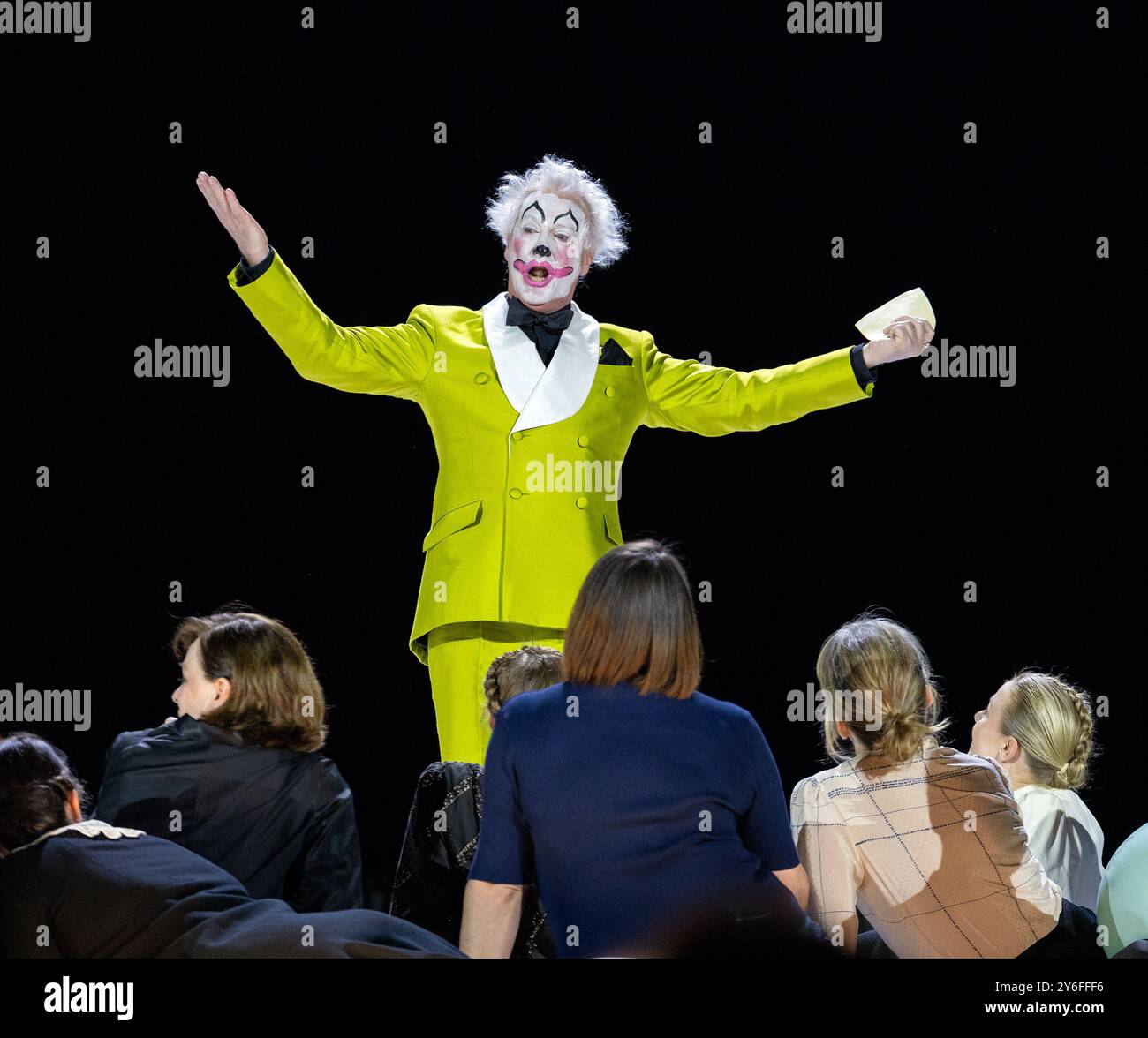 Tatjana's Namenstag Party - Christophe Mortagne (Monsieur Triquet) in EUGENE ONEGIN an der Royal Opera, Covent Garden, London WC2 24/09/2024 Musik: P Stockfoto