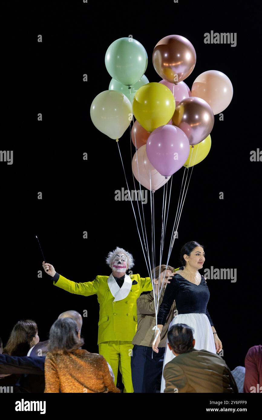 Tatjana's Namenstag Party - Christophe Mortagne (Monsieur Triquet), Kristina Mkhitaryan (Tatyana) in EUGENE ONEGIN an der Königlichen Oper, Covent Garden, L Stockfoto