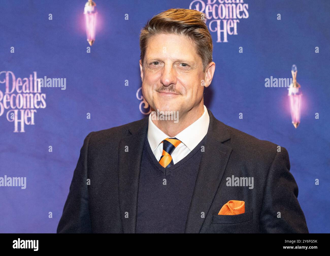 New York, USA. September 2024. Christopher Sieber posiert während eines Fotoaufrufs für das kommende Broadway-Musical „Death Bectures her“ am 25. September 2024 in den Public Theatre Studios in New York. (Foto: Lev Radin/SIPA USA) Credit: SIPA USA/Alamy Live News Stockfoto