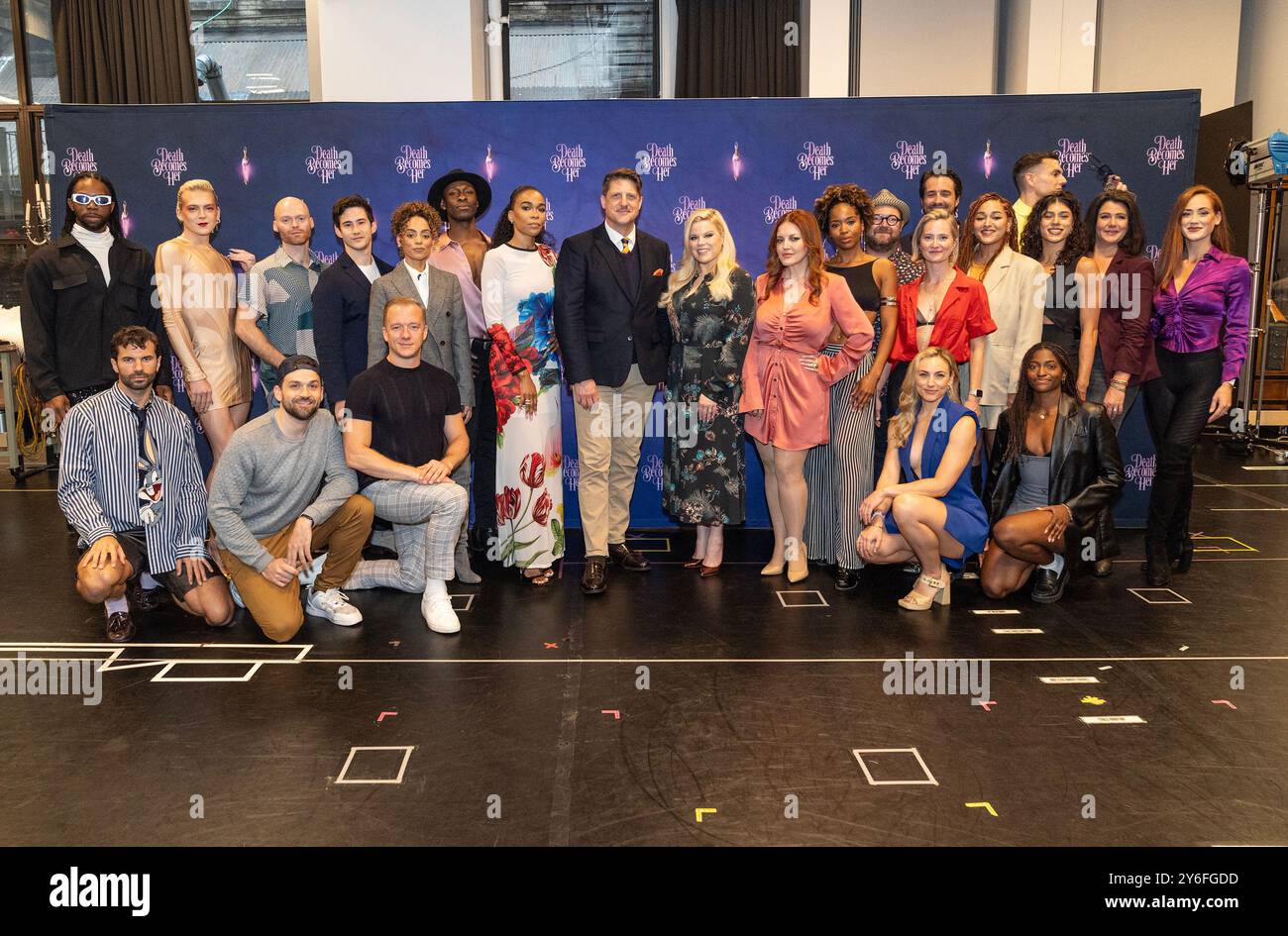 New York, USA. September 2024. Die komplette Kompanie posiert während eines Fotogesprächs für das kommende Broadway-Musical Death Bectures her in den Public Theatre Studios in New York am 25. September 2024. (Foto: Lev Radin/SIPA USA) Credit: SIPA USA/Alamy Live News Stockfoto