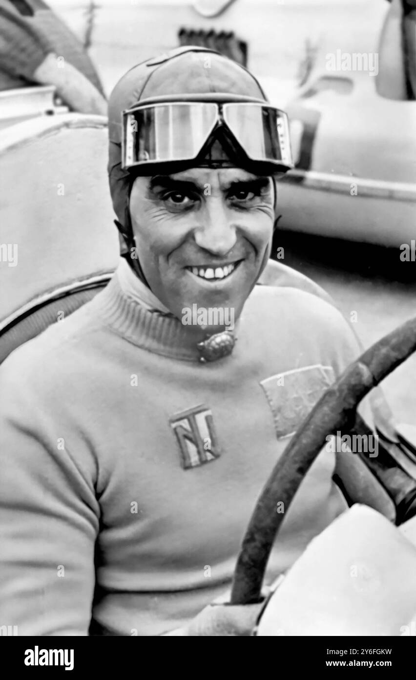 Tazio Nuvolari. Porträt des italienischen Rennfahrers Tazio Giorgio Nuvolari (1892–1953) beim Großen Preis von Belgrad 1939 Stockfoto