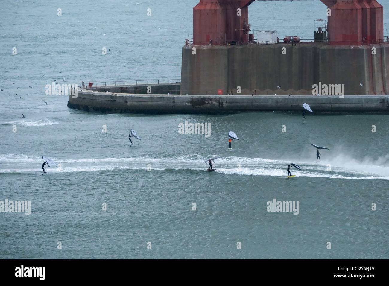 San Francisco, CA, USA - September 2024 - Wing Surfer und Foiling unter der Golden Gate Bridge Stockfoto