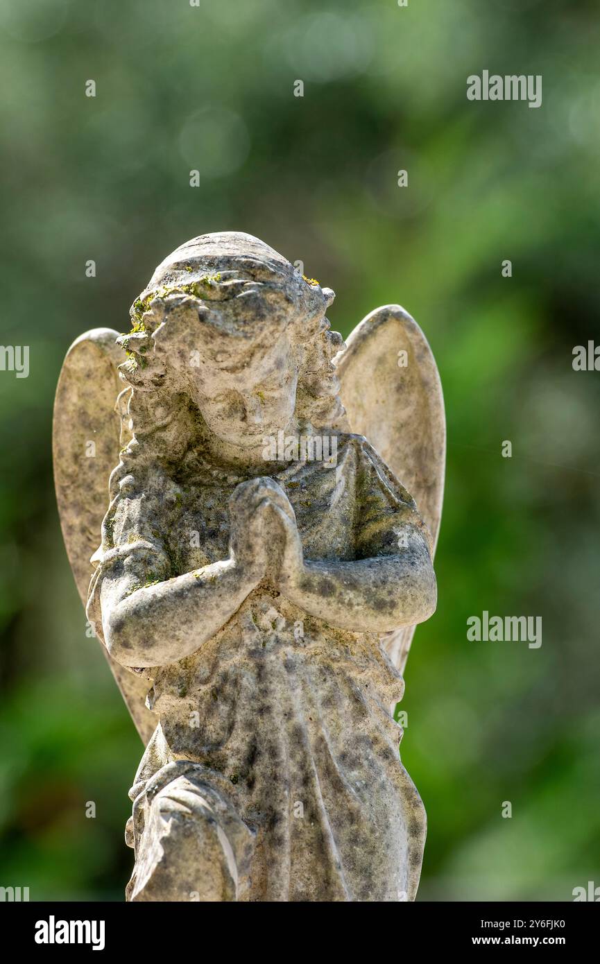 Steinengel Gartenschmuck, religiöse Statue, Engel aus Stein, Gartenstatue Stockfoto